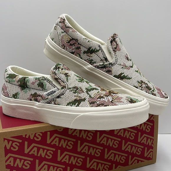 Vans Men’s Classic Slip-On Tapestry Floral Marshmall
VN000BVZCCZ
Sneakers - Picture 6 of 16
